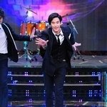 춤추는 모습은 <b>어색</b>한 배우들