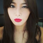 붉은 <b>입술</b>이 돋보이는 女아이돌 셀카