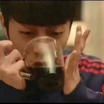 [유머] 치킨먹을때.<b>jpg</b>