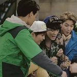 [EXO] <b>종인</b>이 양말 신었네.