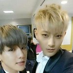 [백현] 방탄이랑백현이랑<b>악수</b>하는짤