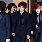 [시우민] 레이 뒤로 걸어오는 <b>민서</b>기..