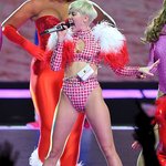 부담 작렬하는 <b>마일리</b> 사이러스 최근 콘서트 패션;;