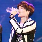 [카이] 종인이 물마실때 <b>버릇</b>