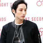 <b>이마</b> 까고 확 남자다워진 이수혁
