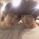 그룹내 닮은꼴인 아이돌 <b>셀카</b>