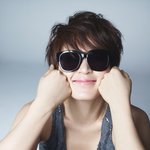 선글라스 브랜드 모델로 <b>발탁</b>됐다는 근황을 공개한 김혜수