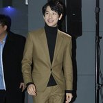 <b>황토색</b> 정장 입은 임시완.........