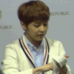 [시우민] 손닦다가팬들보고<b>흐뭇</b>한미소짓는민석이