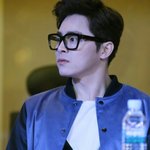 <b>뿔테</b>안경 쓰고 귀요미 된 조정석ㅋㅋ