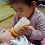 애기가 애기한테 맘마를..