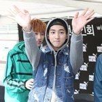 팬을 향해 <b>두손</b> 흔드는 아이돌