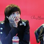 [카이] 빨간배경 카이 졸<b>귀</b><b>얌</b>ㅠㅅㅠ