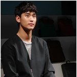 직찍에도 빛나는 김수현 물 오른 미모