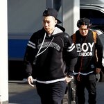 박재범 코 피어싱에 손가락 문신까지, <b>힙합</b>분위기 솔솔나는 공항패션