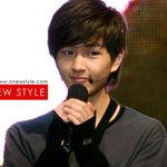 마이크 <b>두손</b>으로 꼭 잡고 있는 男아이돌