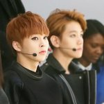 [시우민] <b>패션쇼</b> 보고 있는 시우민 이 사진 짱이다ㅠㅠ (흑백추가)