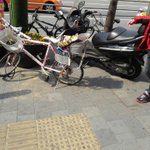 바람에 자전거와  불법주차된 오토바이 부딪혀