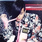 아이돌의 화려한 <b>꽃무늬</b> 패션