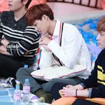 [카이] <b>종인</b>이 안녕하세요 나왔을 때 코디 이쁘지 않아?