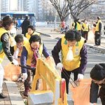 [깨끗한세상] 섬김의 예를 보여주는 신천지 서울교회 <b>자원</b>봉사단 모습