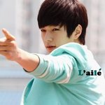 <b>민트</b>색도 잘 소화한 男아이돌