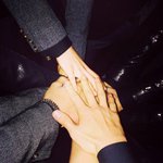 [시우민] 이 손 <b>주인</b> 누군지 아시는분?