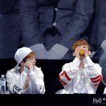 [EXO] 종대는 음료수 마실때 <b>두손</b>으로