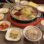 뜨끈한 <b>사골</b>육수가 맛이 좋은 부대찌개맛집 원앤원 박가부대찌개에 친구랑...