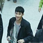 [조각미남] 공항패션 하나로 <b>여심</b> 흔드는 김수현!