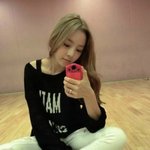 거울 <b>셀카</b> 즐겨찍는 女아이돌