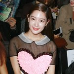 가슴에 엄청큰 하트달린 드레스 입은 클라라