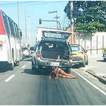 [공포베스트] 차에 매달려 끌려가는 여자
