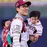 쌍둥이랑 시구하러 간 <b>이휘재</b>ㅋㅋㅋㅋ