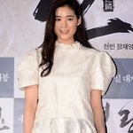 적당히 각진 얼굴 때문에 차별화되는 정은채