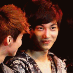 [EXO] 무대에서 나와 눈이마주친 종인이가 팬들 몰래 아이<b>컨텍</b>을...