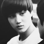 [EXO] 잘생겨서 <b>옆</b>에서 계속 쳐다보니까