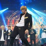 [EXO] 막내야 좀 웃어봐...