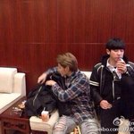 [EXO] 옆에 <b>의자</b> 많은데 왜 하나에 같이 앉아쏘?