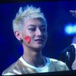 [EXO] 멤버들 얼굴에 <b>하트스티커</b> 붙힌 범인은?