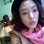 [정려원] 누드톤 시스루 입고 꽃과 미모 대결한 정려원!