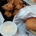 [EXO] 맘스터치싸이버거와 치킨<b>반</b><b>마리</b>