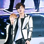 [EXO] 공연중에 <b>인중</b>이 간지러워졌다