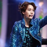 [EXO] 쉬는시간, 김종인이 엎드려 자는사이에 <b>몰래</b> 머리를 땋았는데