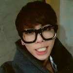 <b>뿔테</b>낀 훈남 아이돌 셀카모음