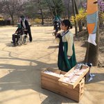 한국 민속촌에서 엿장수 <b>역할</b> 맡은 알바 아가씨...