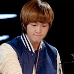 입을 꼭다문 귀여운 男아이돌 <b>표정</b>