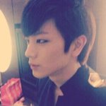 측면 셀카 찍은 <b>우월</b>한 아이돌