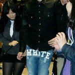 [EXO] 오늘 <b>공항</b>에서 크리스 손잡고 주물럭