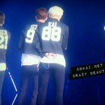 [EXO] 종인이 <b>허벅</b>다리봐...